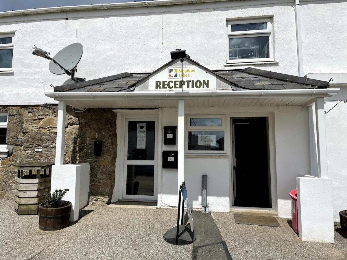 Luxury Caravan Cornwall Sleeps 4 Countryside View St Austell Bagian luar foto