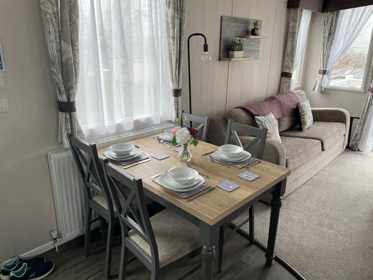 Luxury Caravan Cornwall Sleeps 4 Countryside View St Austell Bagian luar foto