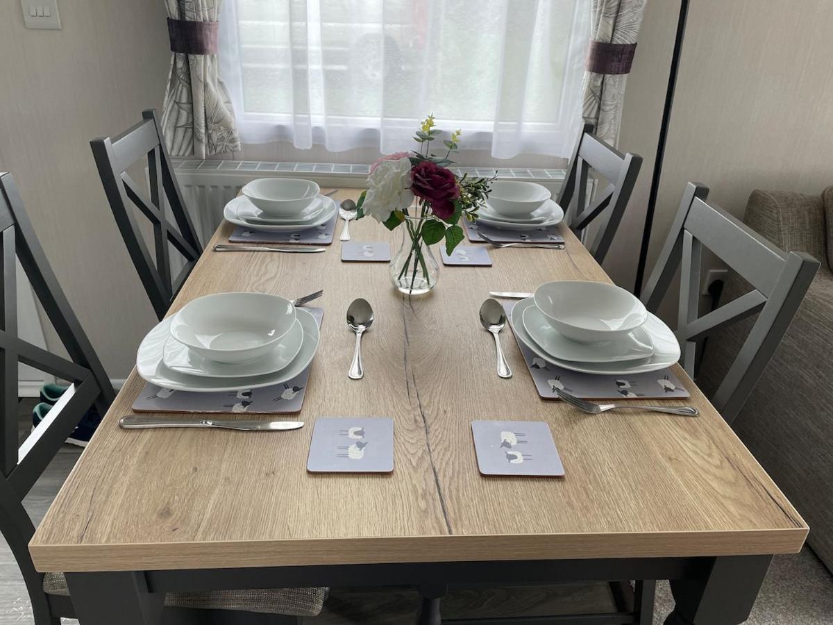 Luxury Caravan Cornwall Sleeps 4 Countryside View St Austell Bagian luar foto