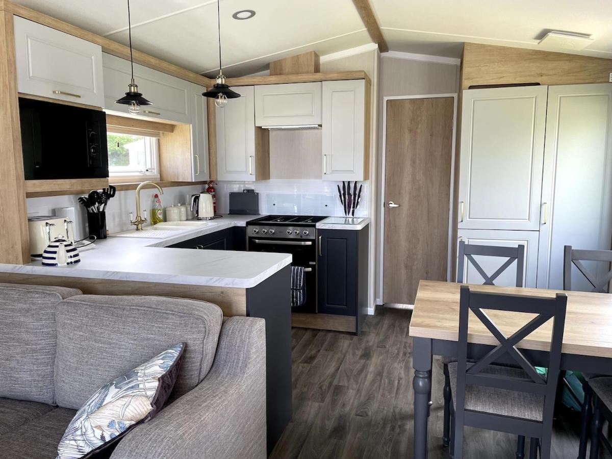 Luxury Caravan Cornwall Sleeps 4 Countryside View St Austell Bagian luar foto